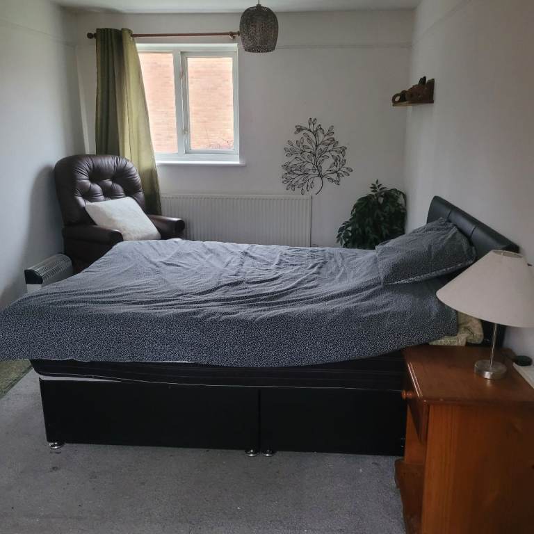 Large bright furnished room 