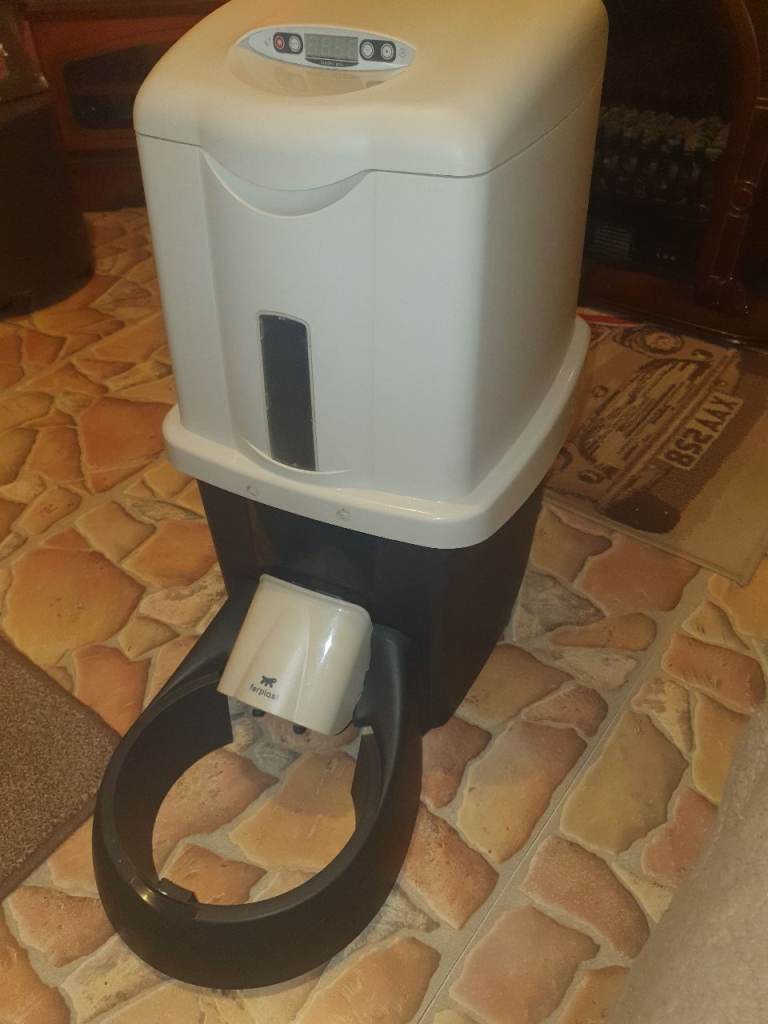 Ferplast Auto Feeding Machine, Working But I Don't Know How To Set Up TBH , New Batteries , VGC. 