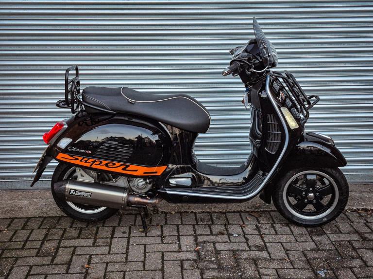 Piaggio Vespa GTS 300 Super Sport