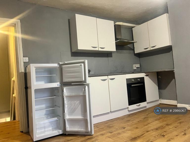 1 bedroom flat in Alexandra Road, Colchester, CO3 (1 bed) (#2986067)