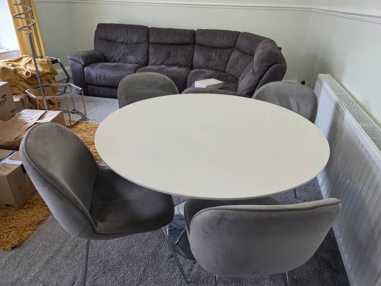 Dining table and 4 chairs 