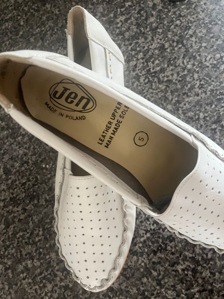 Jen White Leather Flats Size 5 – As Good As New