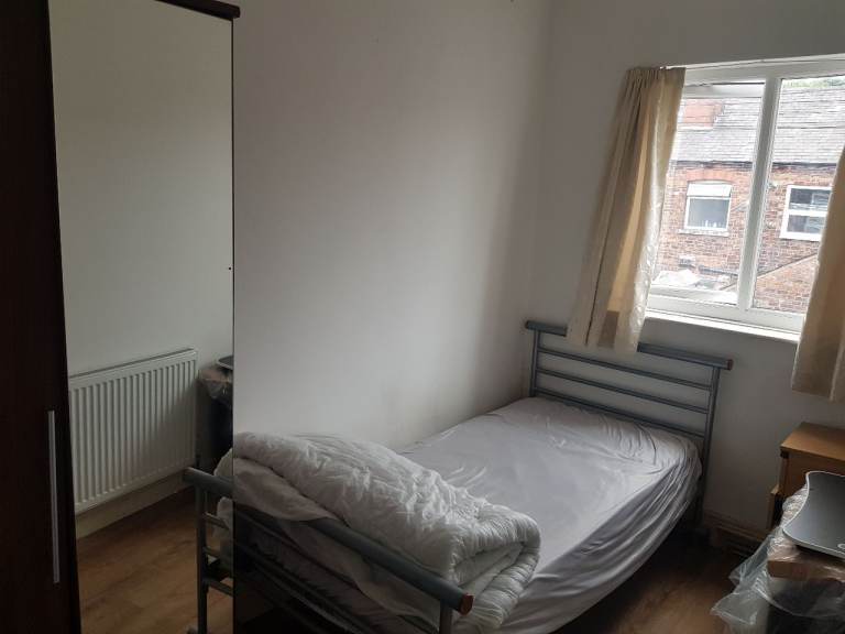 Single room in two bedroom house 