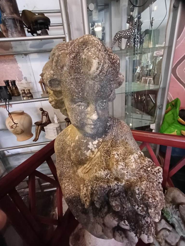 2 x garden statues 
