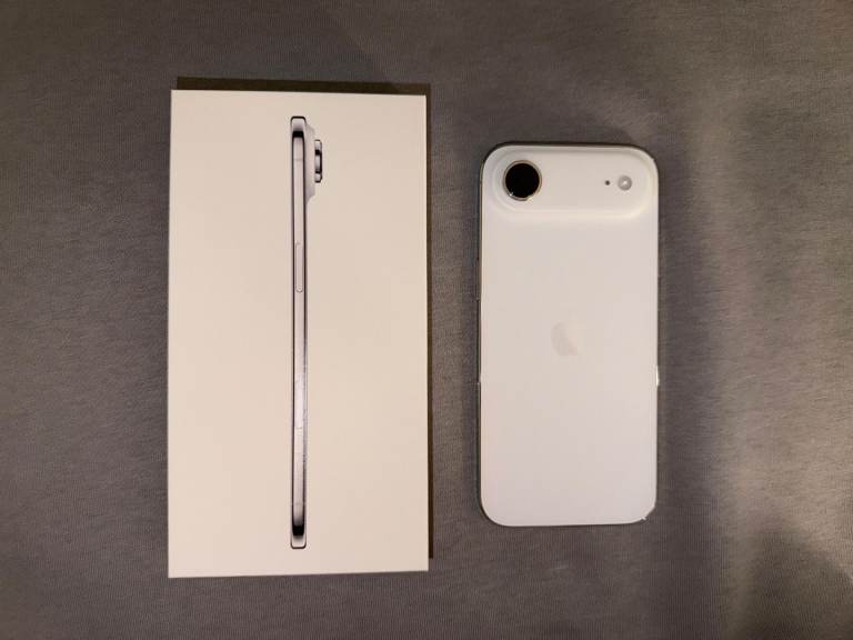 iPhone air , mint condition , including apple accessories 