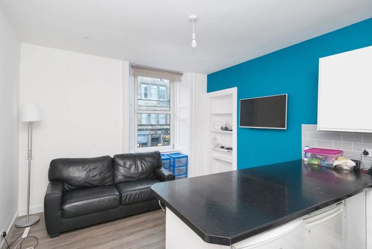 Bright and desirable, 4 bedroom, 1st floor flat in Tollcross – available soon