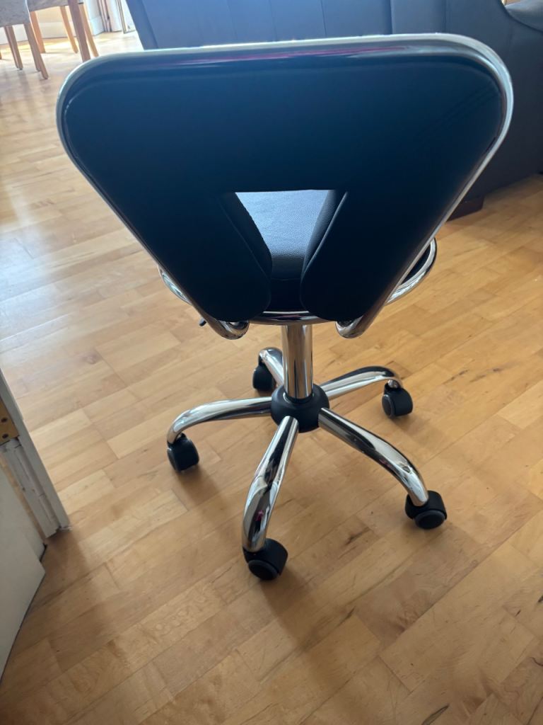 Black swivel beauty/ office chair 