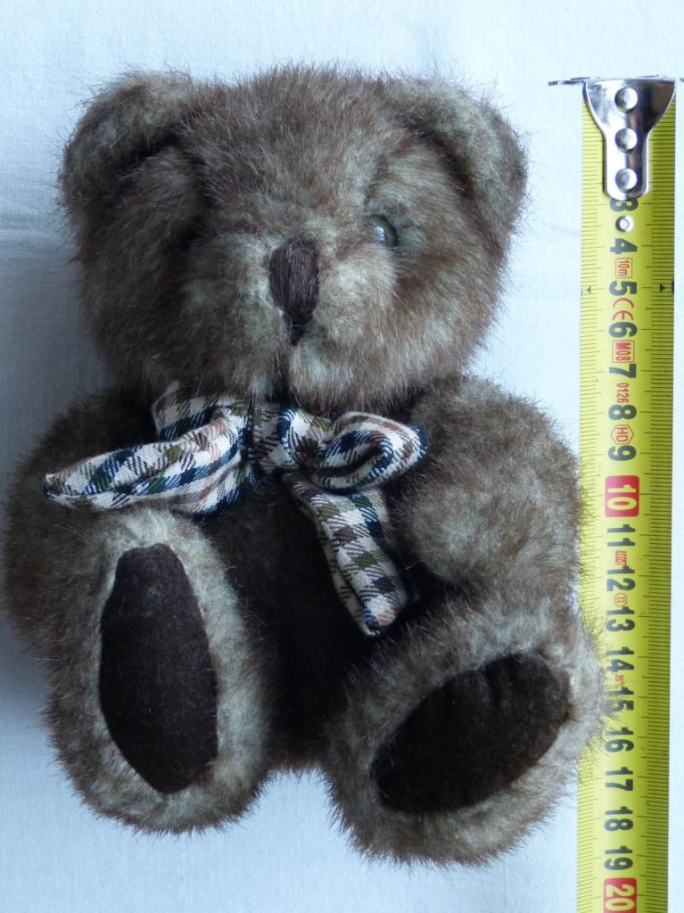 VINTAGE 1992 A&A(?) CUTE BROWN SITTING TEDDY BEAR 18cm 7in