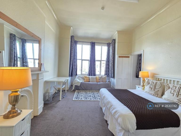 1 bedroom in Fairlop Road, London, E11 (#2830742)