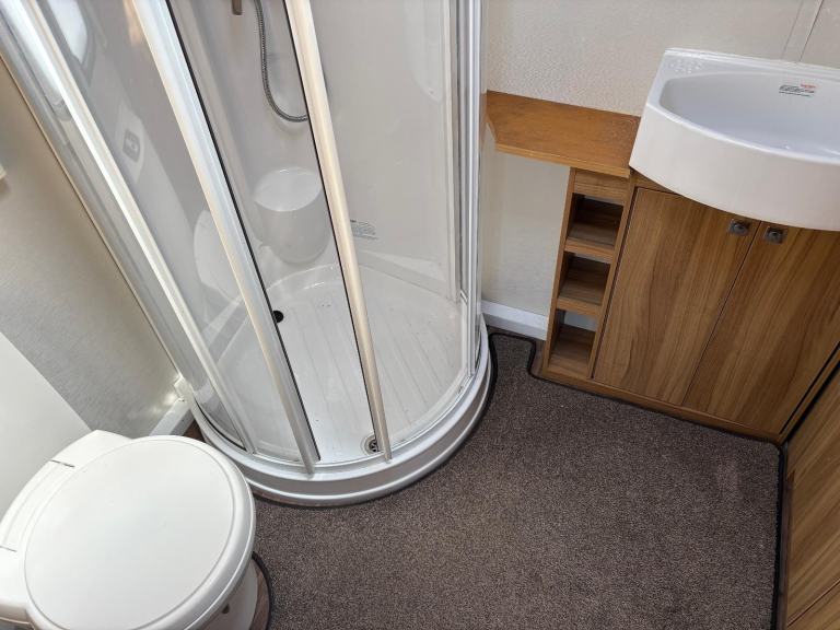 ELDDIS AVANTE 462 - 2 BERTH CARAVAN WITH END WASHROOM AND MOTORMOVER