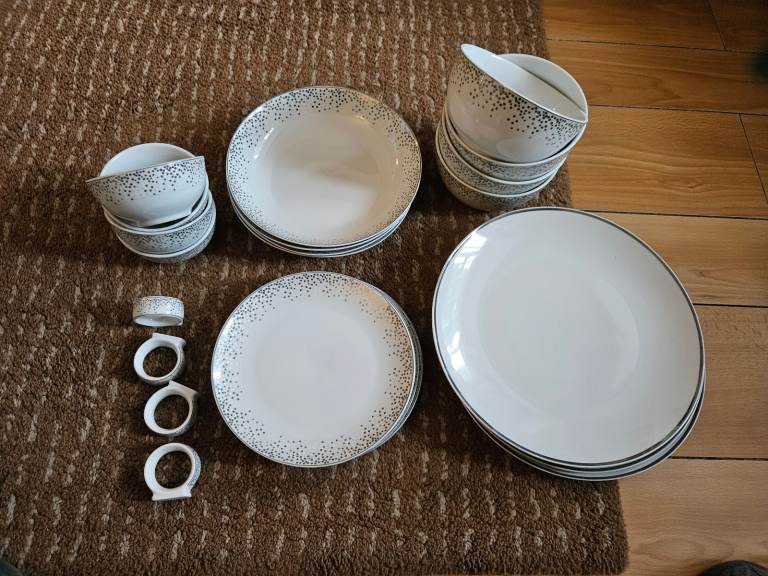 24 piece dinner set new unused