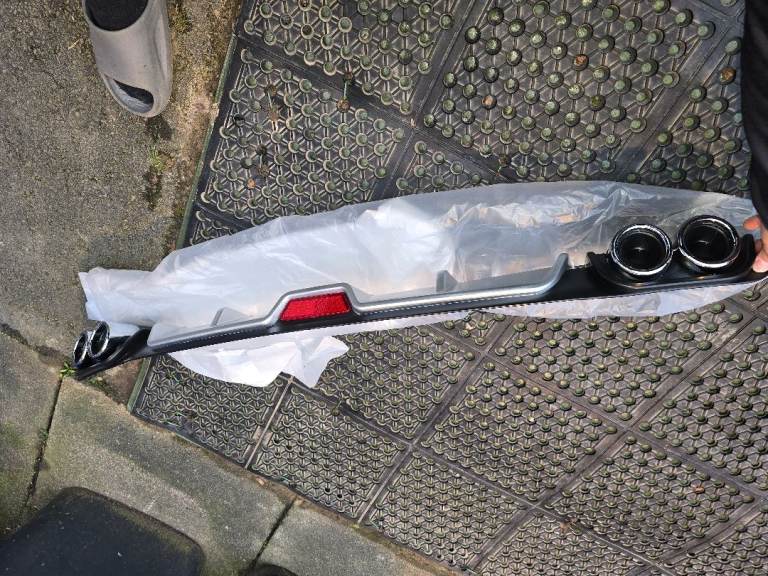 Universal rear sports exhaust trim 