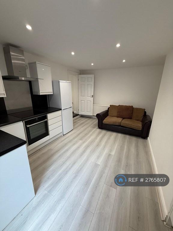 2 bedroom flat in Grove Lane, Leeds, LS6 (2 bed) (#2765807)