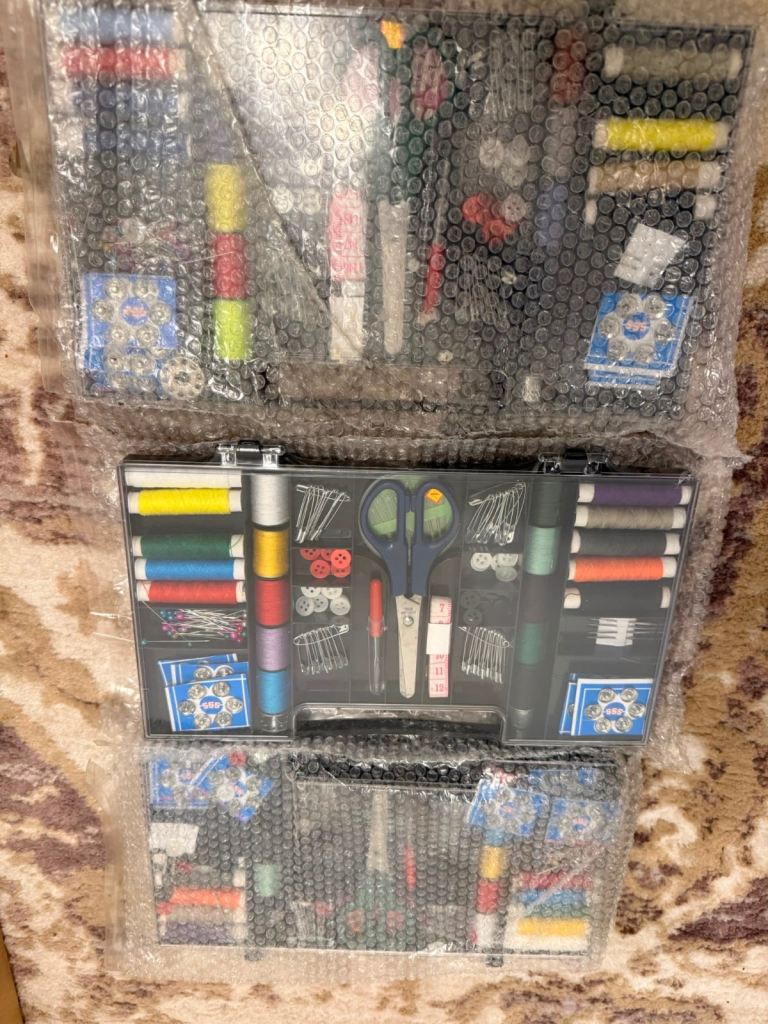 Sewing Box Set with Threads and Accessories 100 pck for 200£