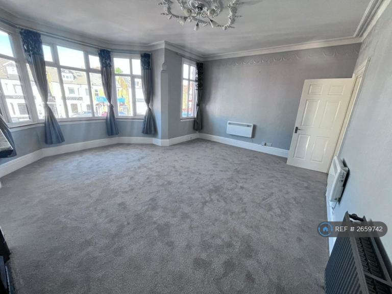 3 bedroom flat in Green Lanes, London, N13 (3 bed) (#2659742)