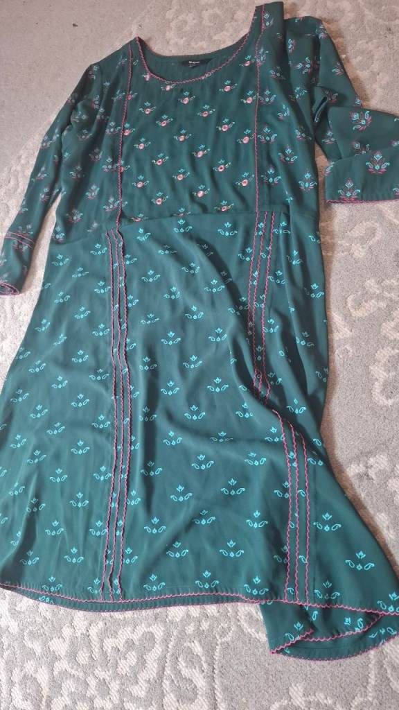 Girls Green Traditional Wear Dress –xl size so age 10-13 Good Condition