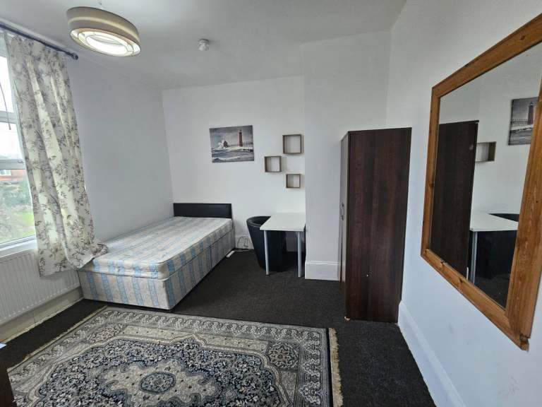 Spacious Double Room | Bills & WiFi Included | CV1