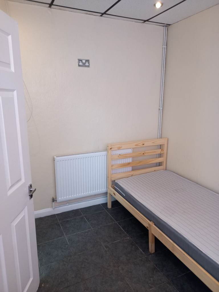 **LET BY** 2 BEDROOM TERRACED HOUSE** NORTH ROAD** ST6 2DN** DSS ACCEPTED** NO DEPOSIT**