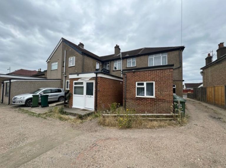 Studio Flat, Parking, Garden