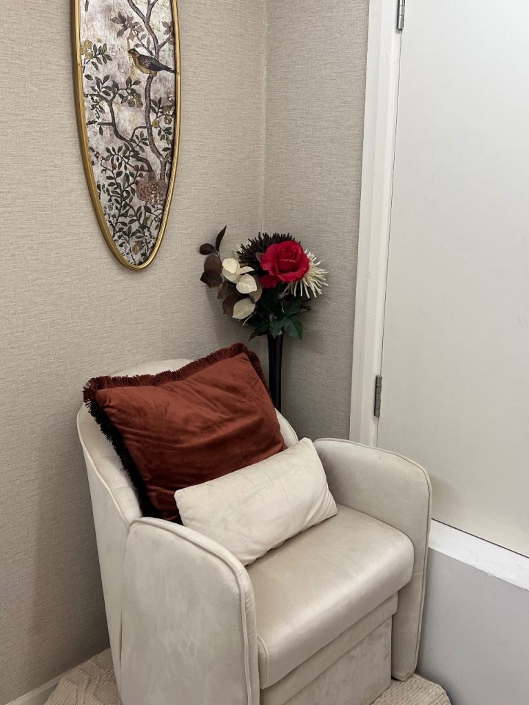 Beauty room for rent 