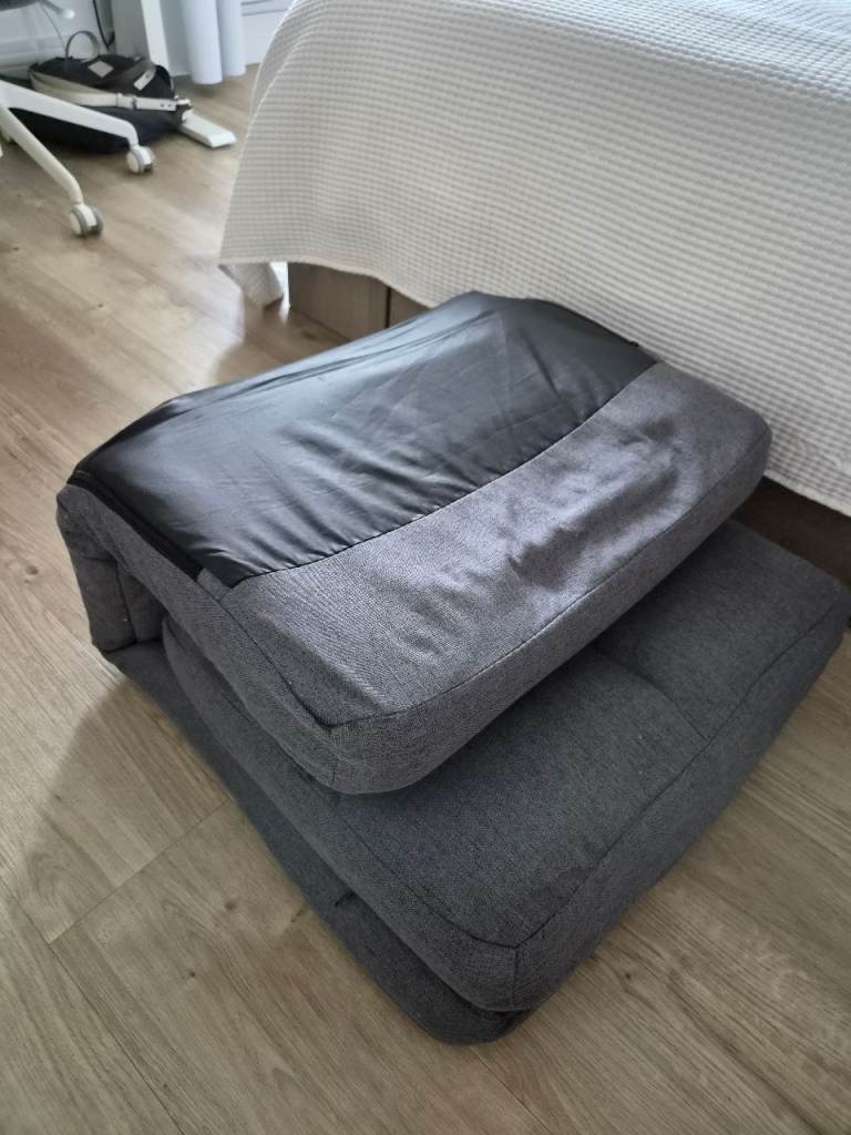 Foldable single floor bed