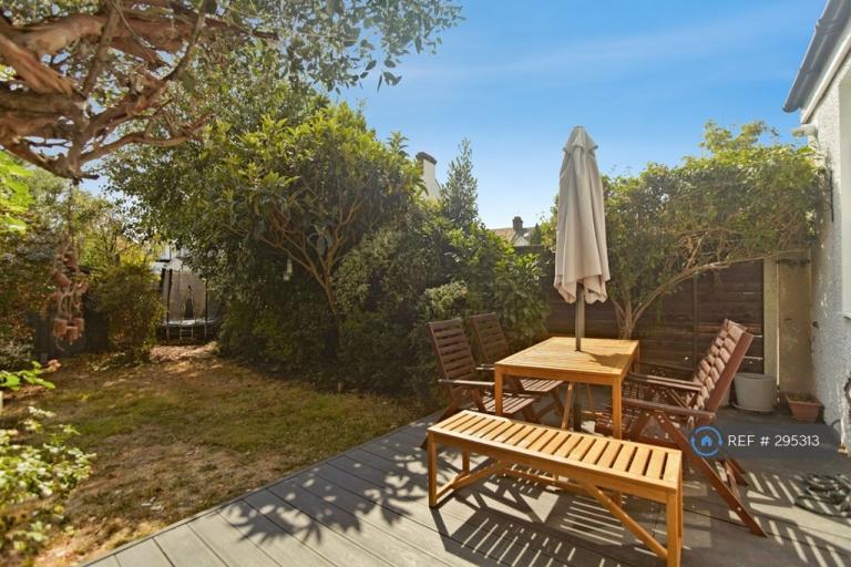 3 bedroom house in Colebrook Road, London, SW16 (3 bed) (#295313)