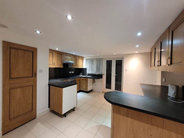 ROOMS IN HOUSE SHARE