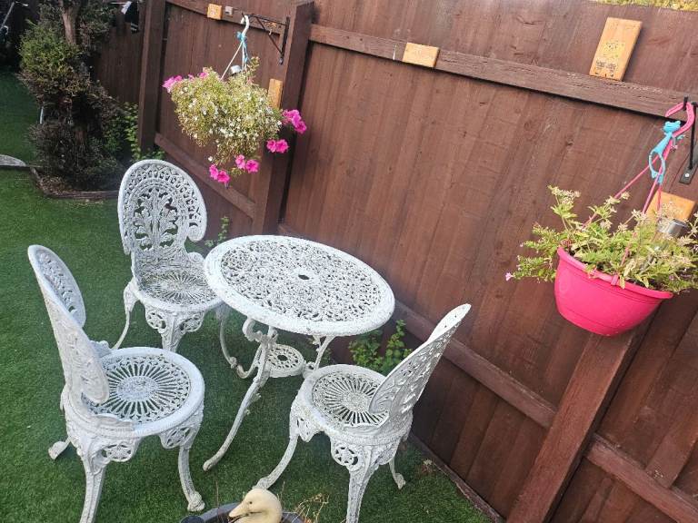 White Metal Garden Patio Table and 3 Chairs Set – Good Condition