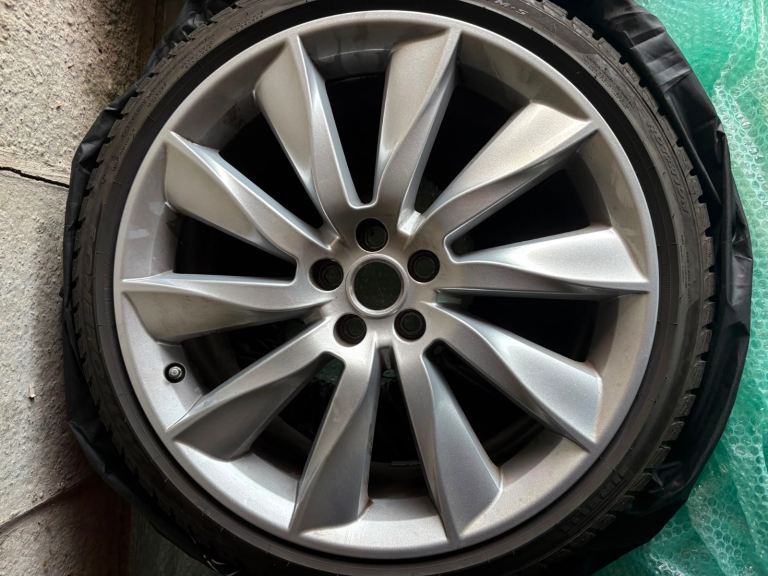 Jaguar F Type wheels and tyres 