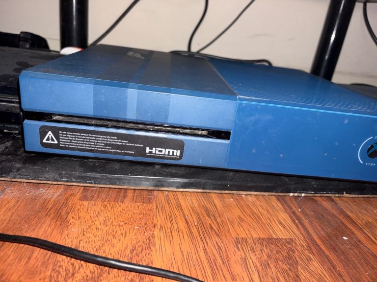 Xbox One 1TB forza special edition, Blue, Good Condition