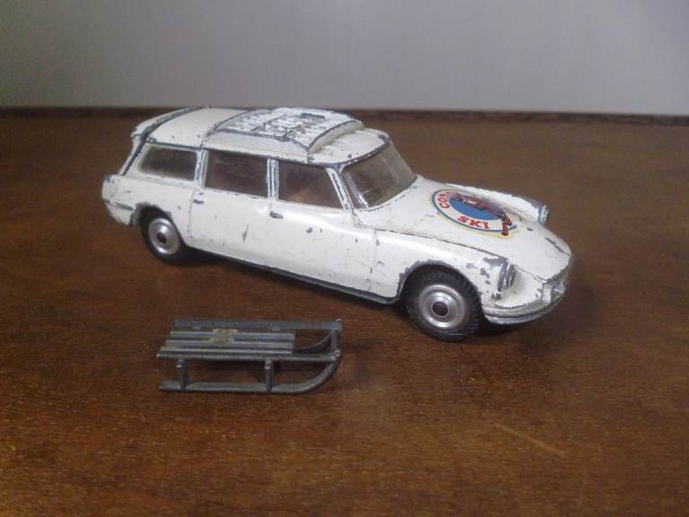 CORGI TOYS CITROEN DS19 SAFARI CORGI SKI CLUB WITH SLEDGE