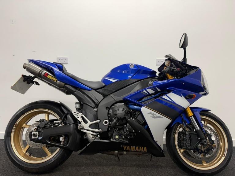 YAMAHA YZF R1 ** AKRAPHOBIC TWIN EXHUSTS - 12 MONTH MOT - WARRANTY **