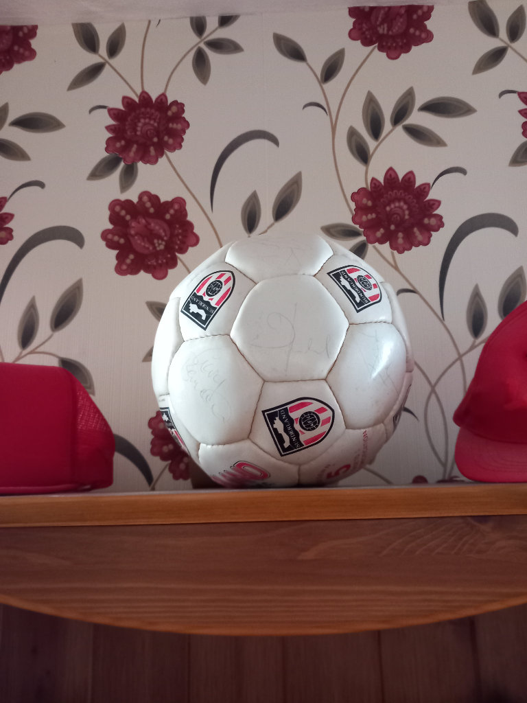 Collectors SUNDELAND FOOTBALL CLUB WITH FULL TEAM SIGNATURE 