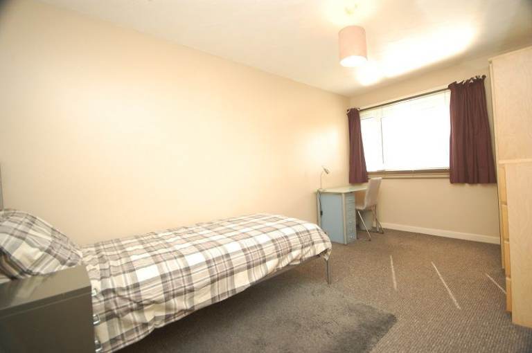 Single room - 3 bedroom flat v close to Ed Coll/Napier/HW