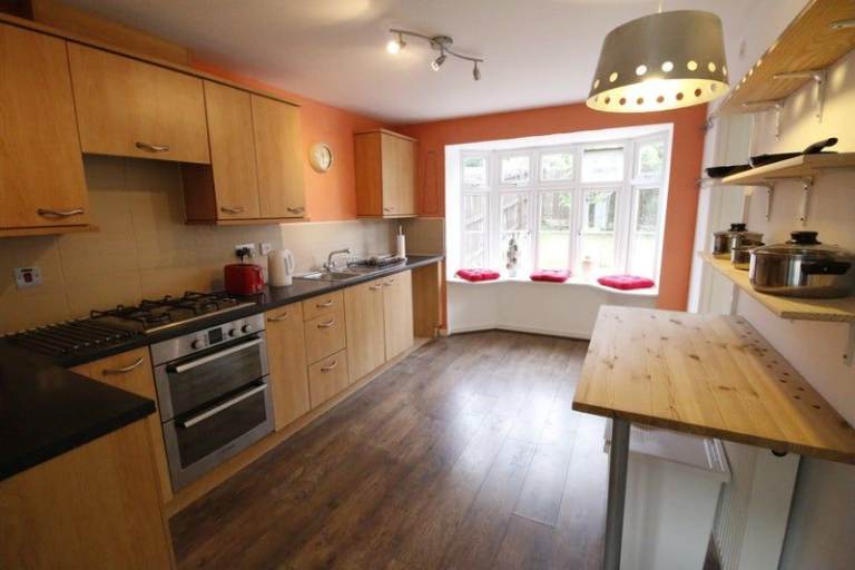 Twin room to let in Leeds city centre LS11, All bills included. New carpets