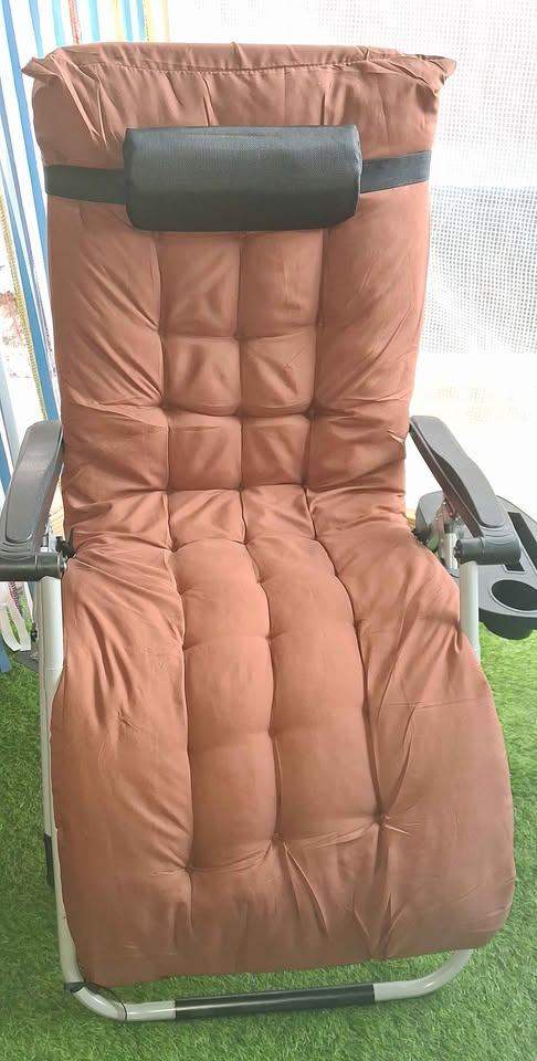 Padded garden recliner chair