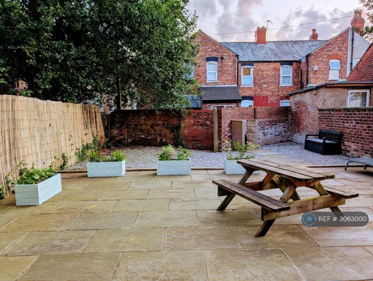 3 bedroom flat in Stockport Road, Manchester, M19 (3 bed) (#3063000)