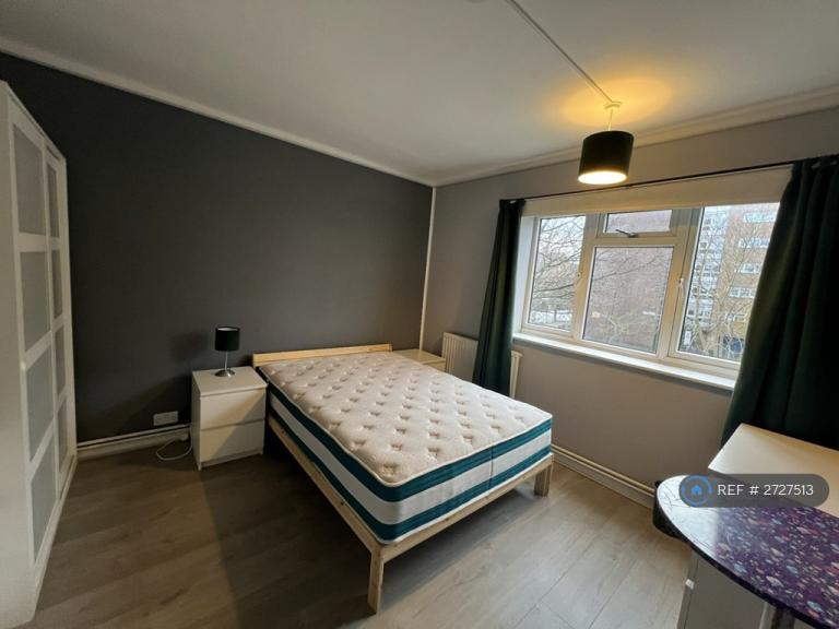 3 bedroom flat in Knox Court, London, SW4 (3 bed) (#2727513)