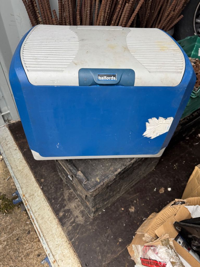Halfords Vehicle Fridge 