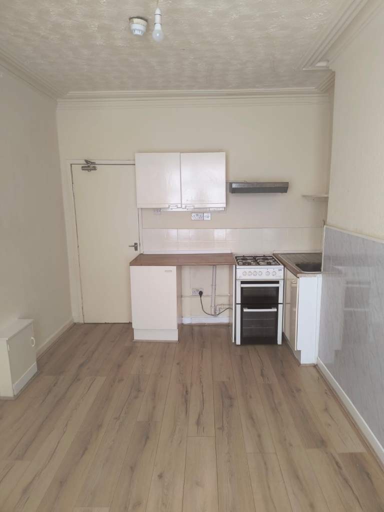 1 bed flat in Newton Heath Droylsden Road M40 1NY