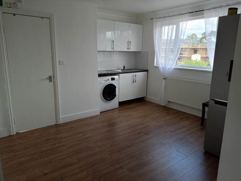 One bedroom flat to rent in palmers green 