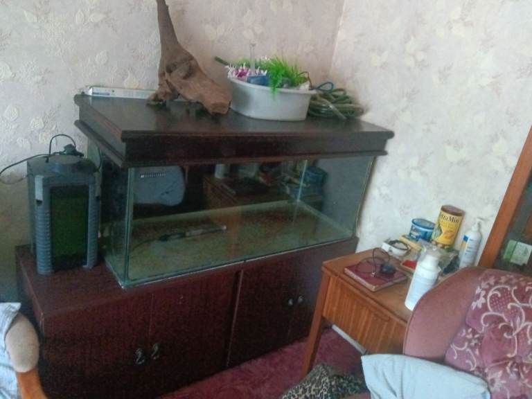 4ft Aquarium with Matching Base Unit – Good Condition