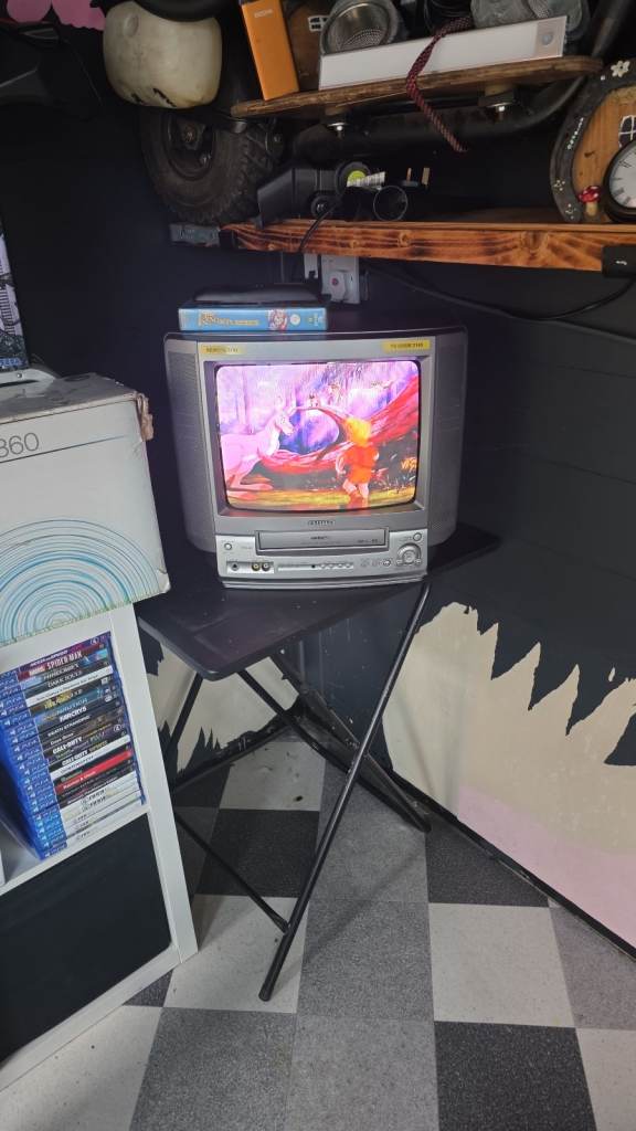 Old tv's video players and vhs tapes wanted 