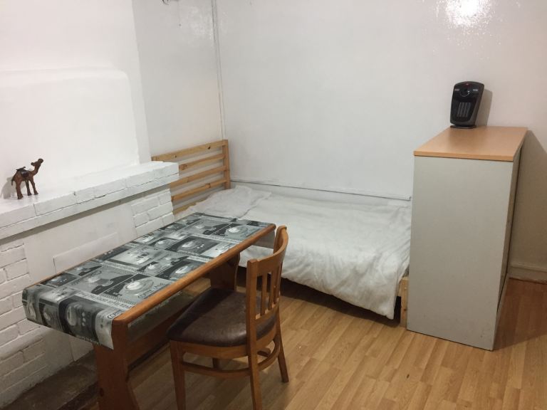 DOUBLE BEDROOM FOR COUPLE OR 2 PERSON TO SHARE IN LOVELY HOUSE SHARE 