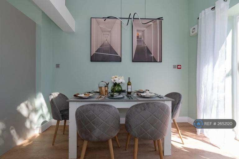 1 bedroom in Abbey Road, London, SW19 (#2652120)