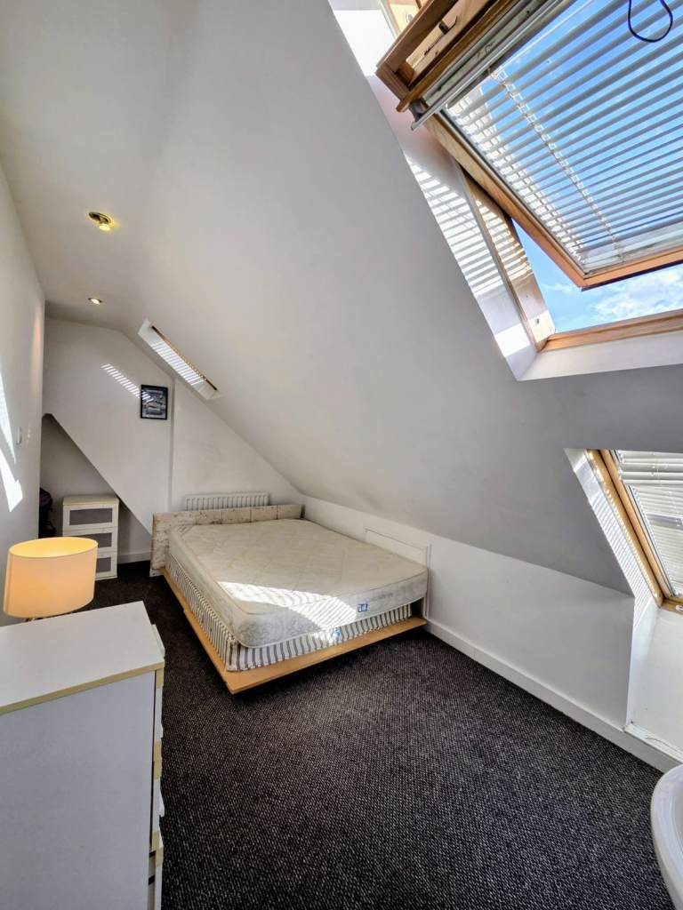Furnished Loft Room with Private Bathroom – SW19 6LL – £980 PCM