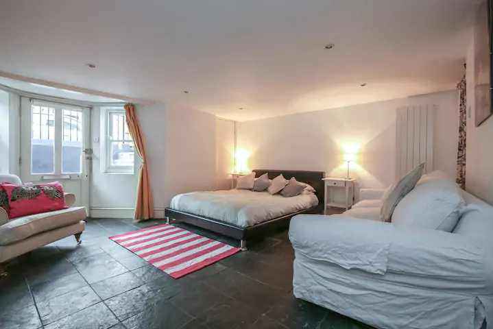 Lovely self contained studio for short let