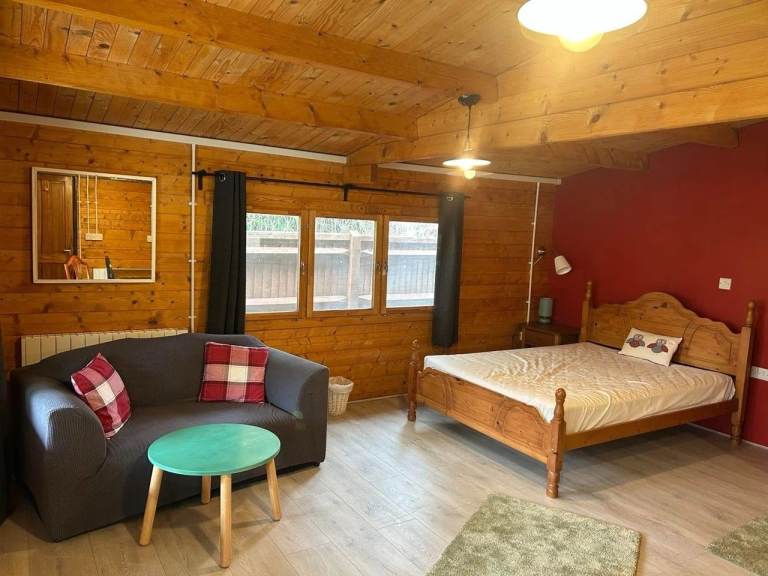 Self-contained furnished garden studio: short-term let