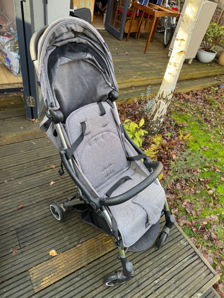Compact Grey Baby Pushchair – Good Condition, Easy Fold