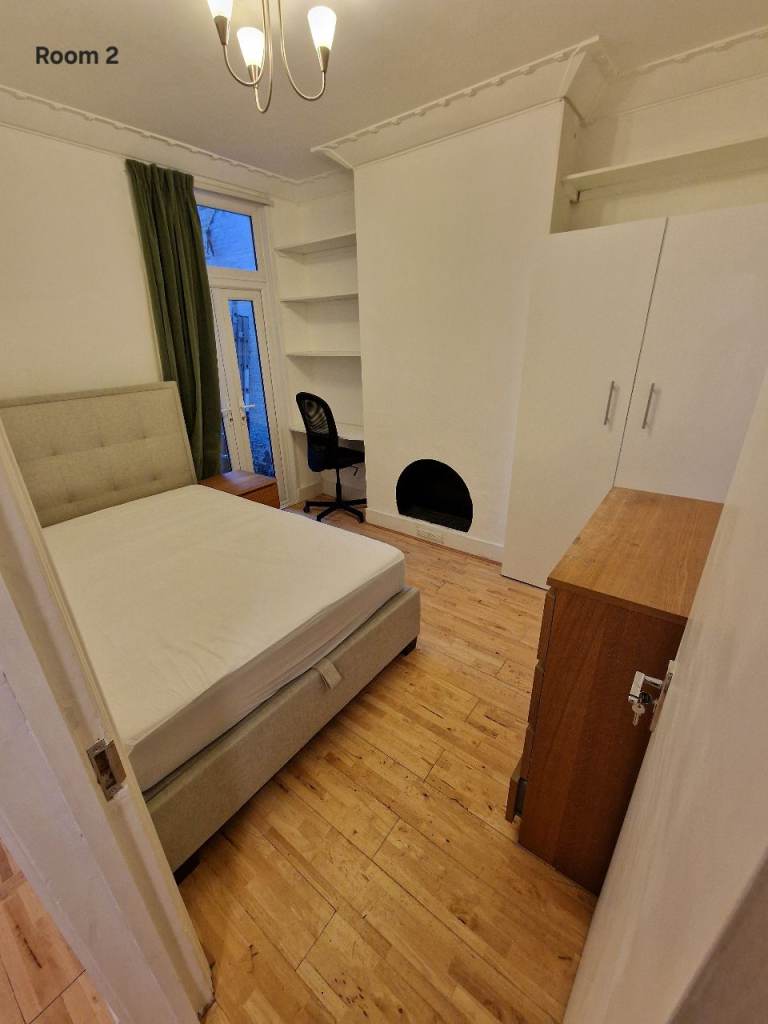 Room to rent in Plumstead, SE London. एउटा केटालाई अर्को रूममेटमा सामेल गराउन खोज्दै।